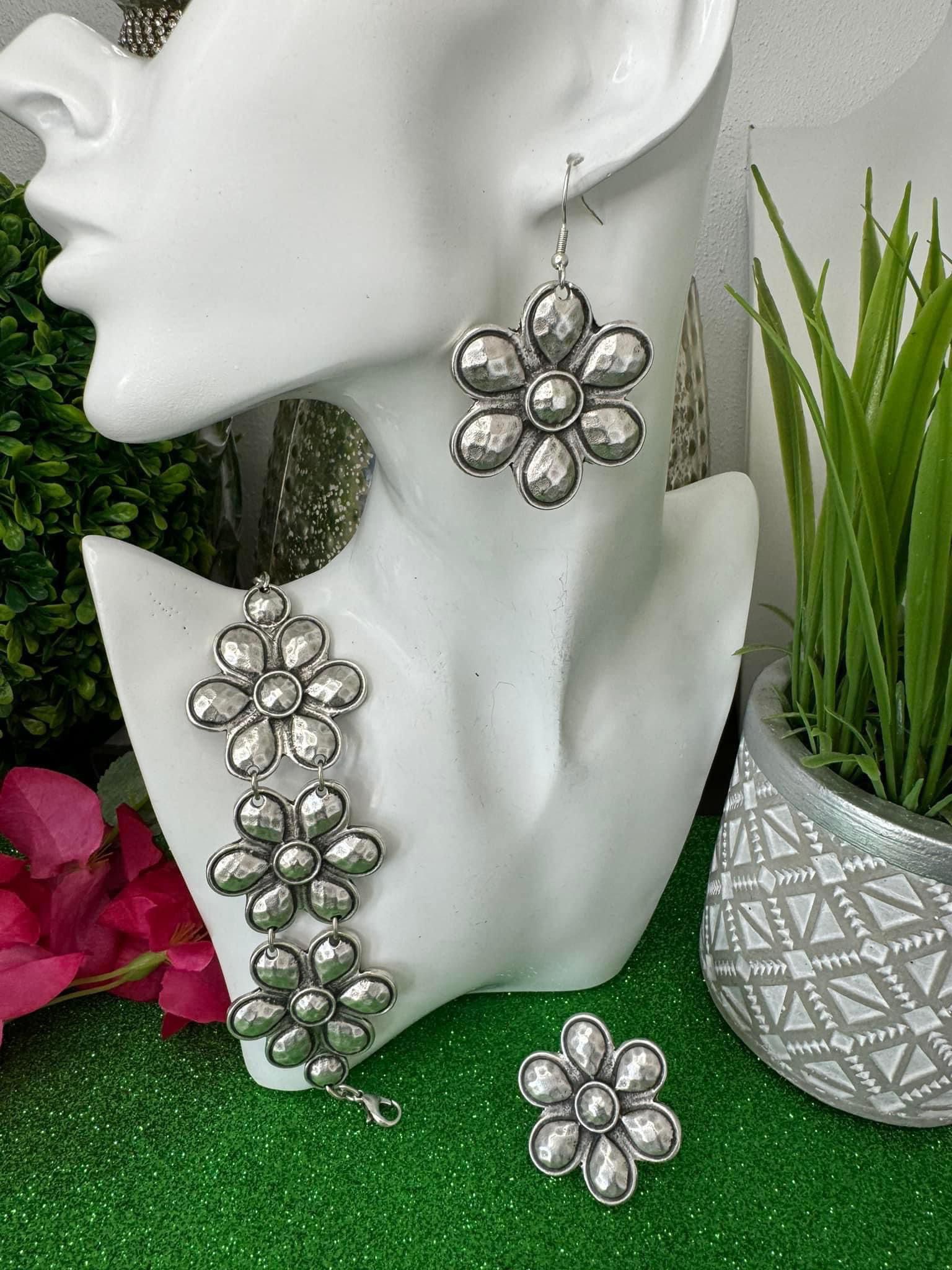 Set de pulsera, pantallas y sortija en material Zamak. -sortija ajustable